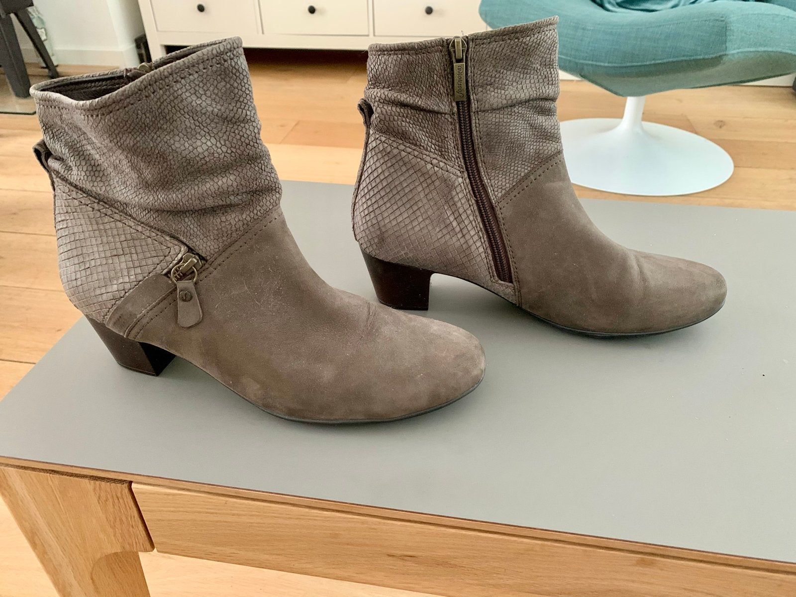 Durea charmante enkellaarsjes met rits in taupe, maat 41,5, Ophalen of Verzenden, Zo goed als nieuw, Overige kleuren, Lage of Enkellaarzen