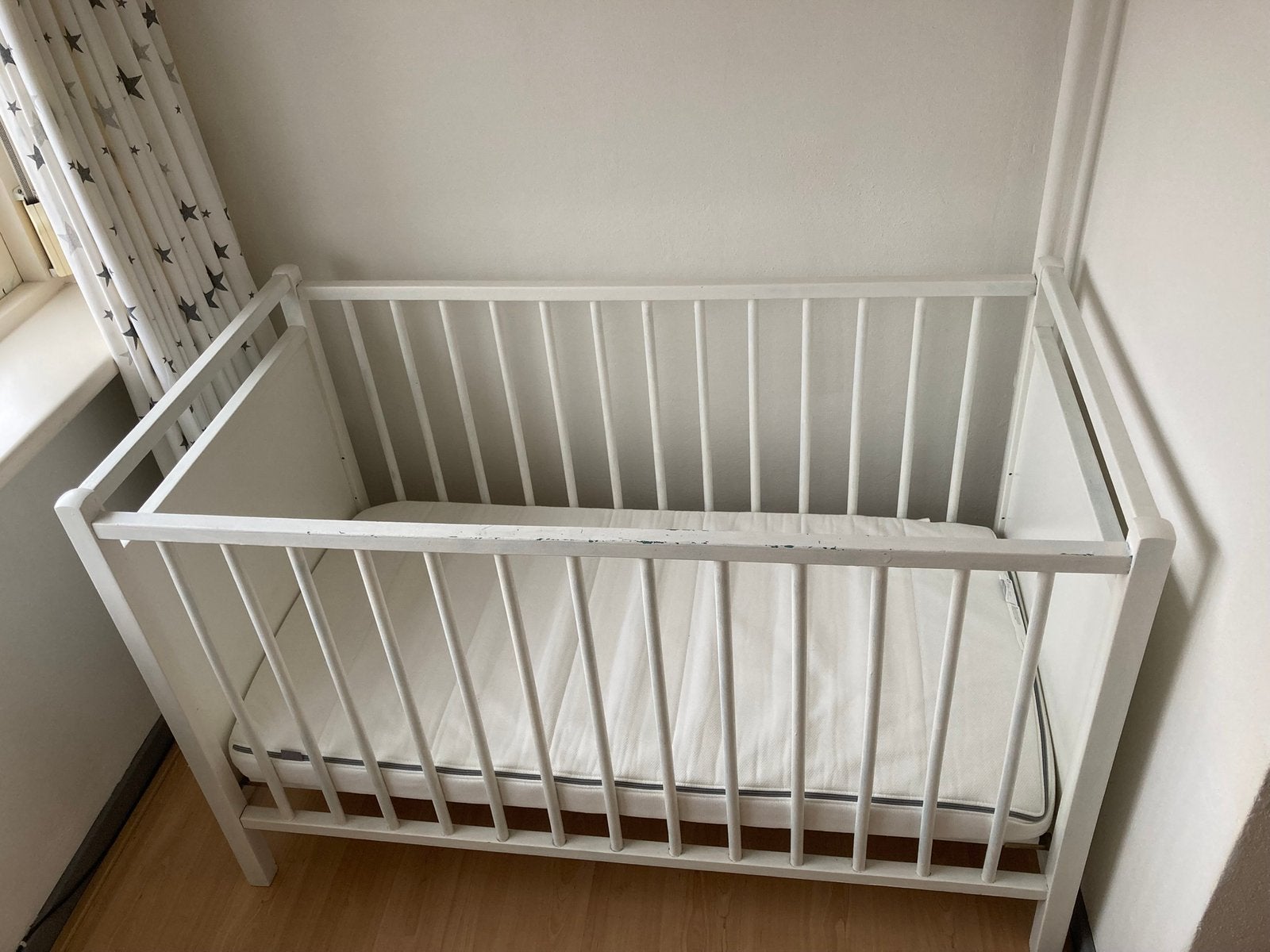 Ledikantje, matras, commode, klamboe en andere accessoires, Ophalen, Zo goed als nieuw, Jongetje of Meisje