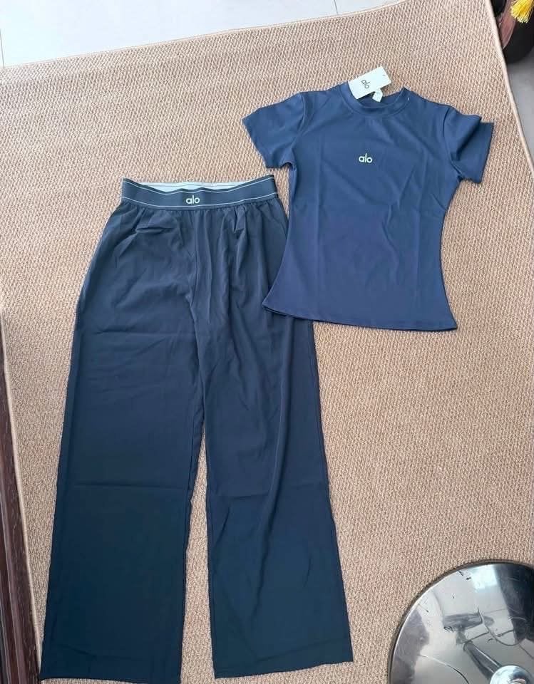 Alo Yoga sportset - T-shirt en broek, Maat 38/40 (M), Blauw, Nieuw, Ophalen of Verzenden