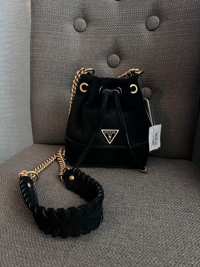 GUESS zwarte suede bucket bag, tas, schoudertas, handtas, Sieraden, Tassen en Uiterlijk, Tassen | Damestassen, Verzenden, Nieuw