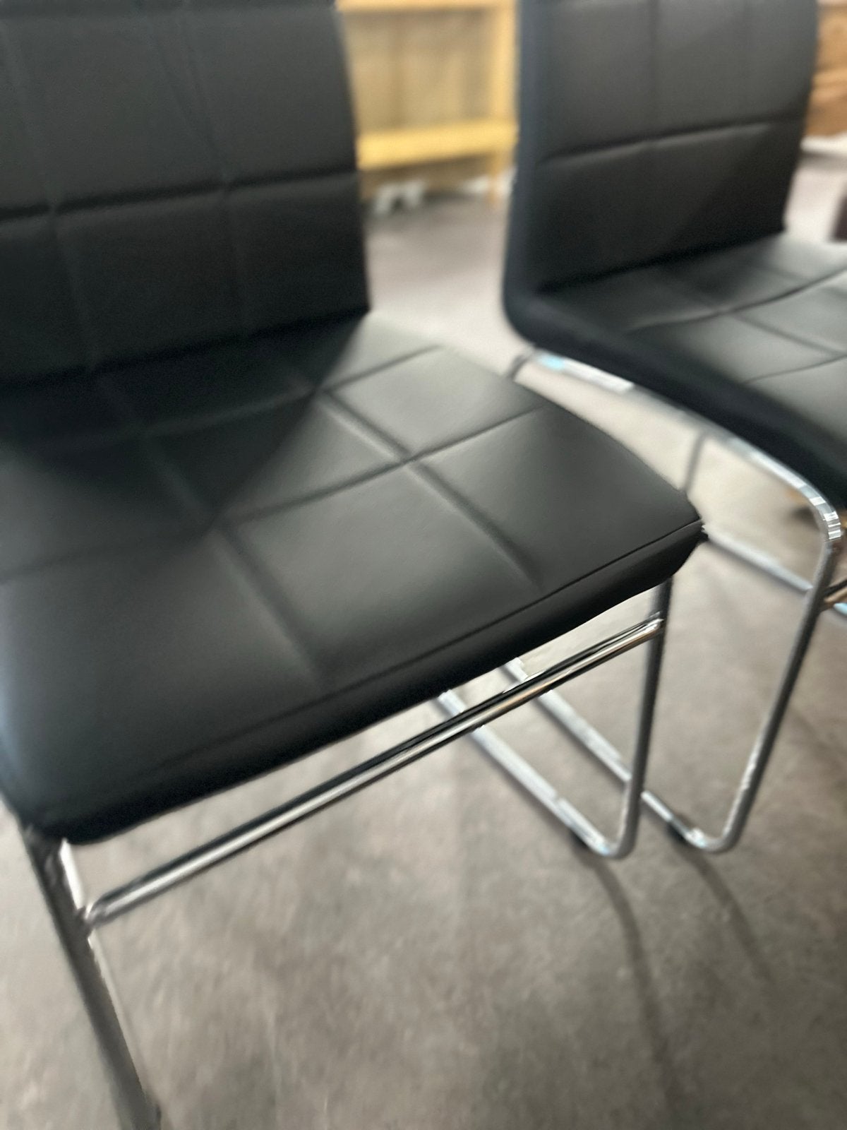 Set van 2 Zwarte Kunstleren Eetkamerstoelen met Chroom Onder, Huis en Inrichting, Stoelen, Ophalen, Twee, Zwart, Leer