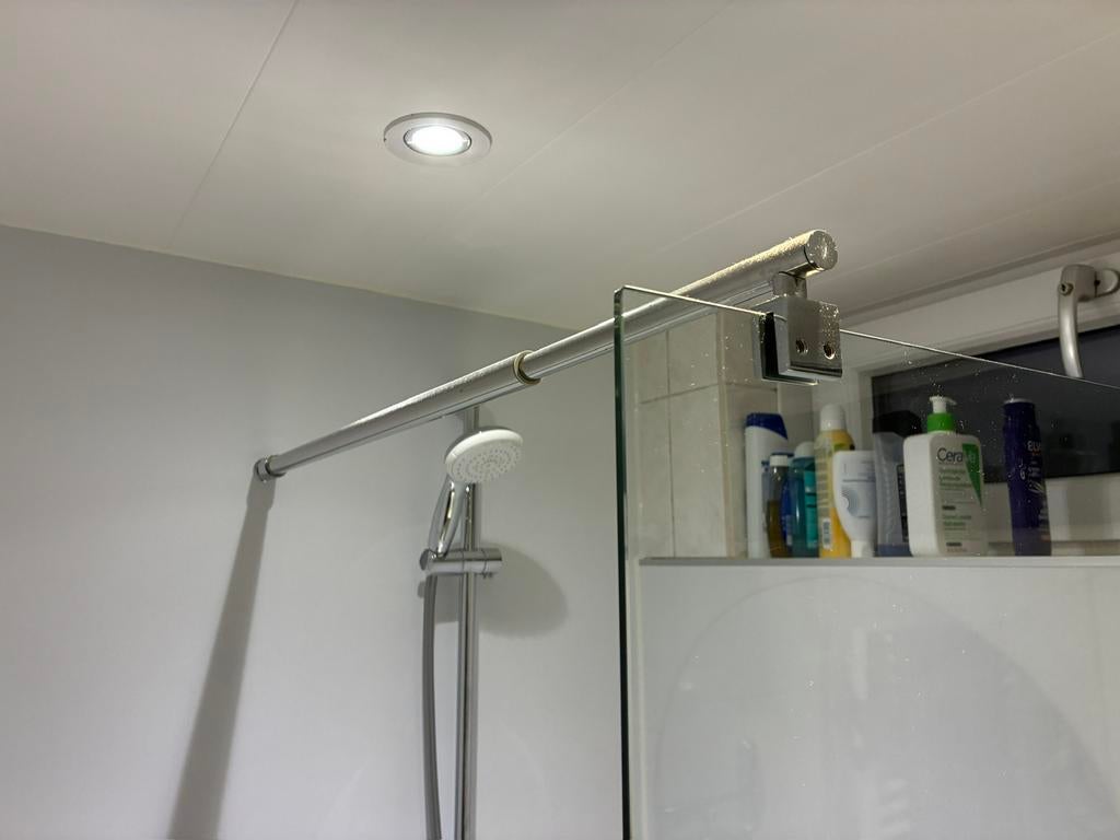Glazen douchewand, Huis en Inrichting, Badkamer | Complete badkamers, Zo goed als nieuw, Ophalen