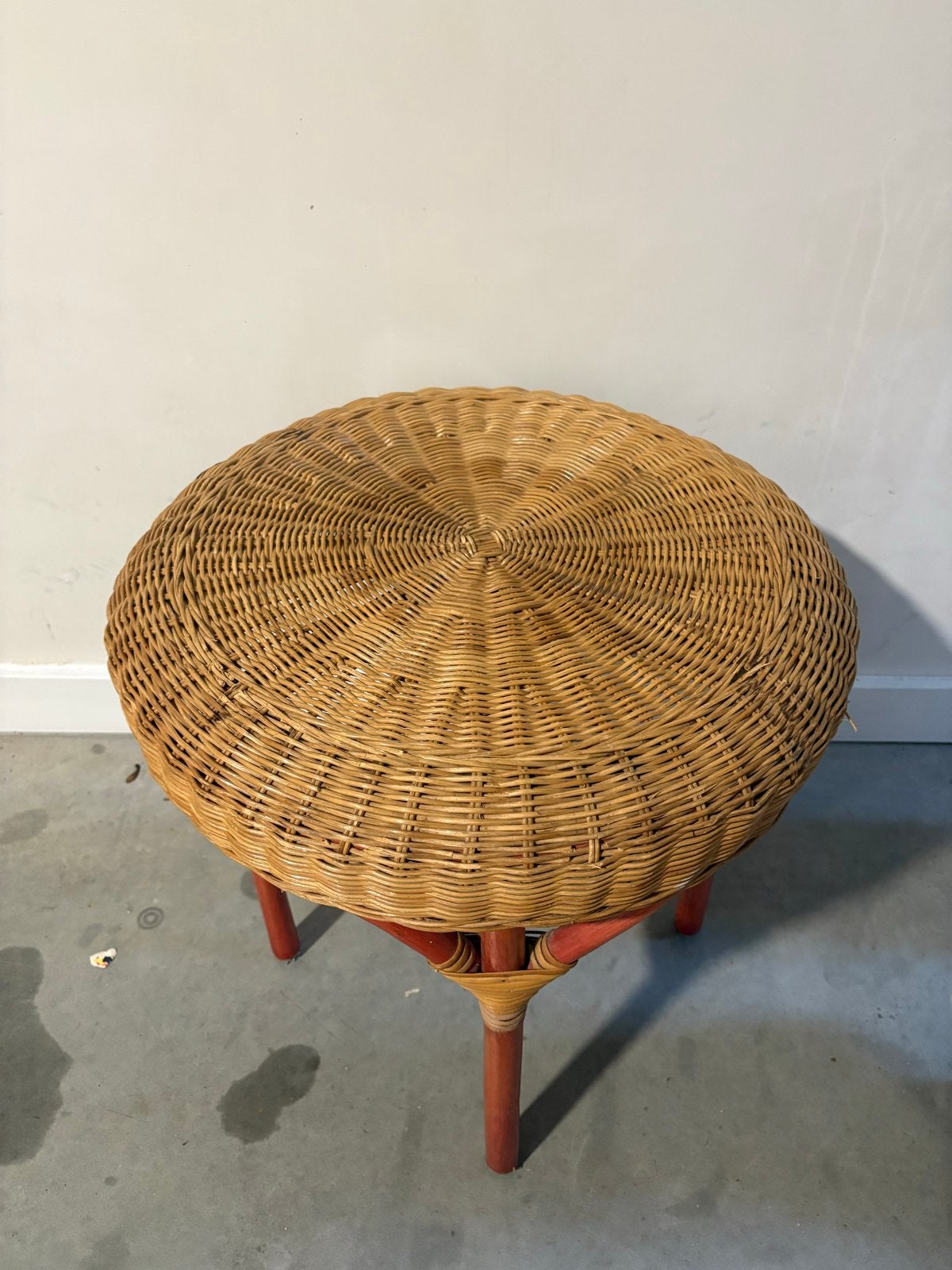 Vintage rotan krukje met rood onderstel, Ophalen of Verzenden, Gebruikt, Overige materialen