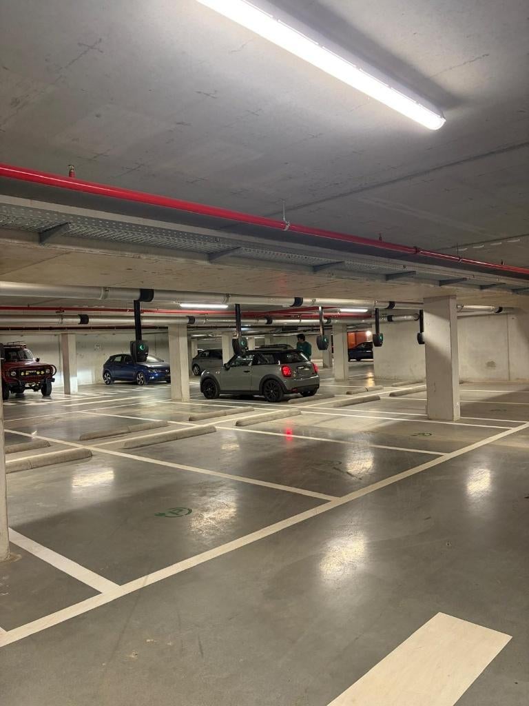 Amsterdam West/Sloterdijk: Parkeerplaats in parkeergarage, Amsterdam