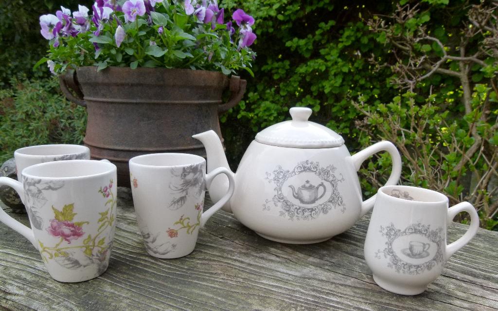 Nieuwe Dromen en Wensen Theepot met 4 Mokken Lyndsay Bekouw, Nieuw, Ophalen of Verzenden, Wedgwood, Porselein