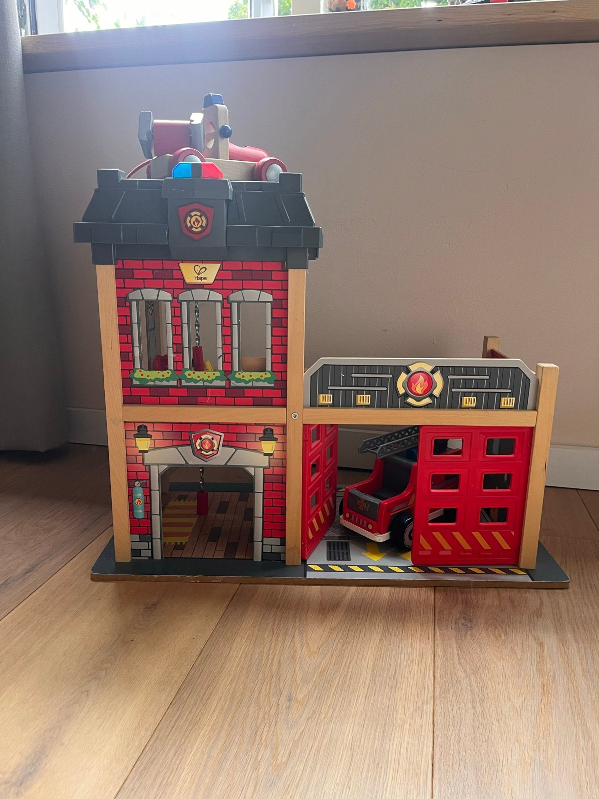 Hape Brandweerkazerne met Brandweerauto - Lichtjes werken no, Ophalen, Gebruikt