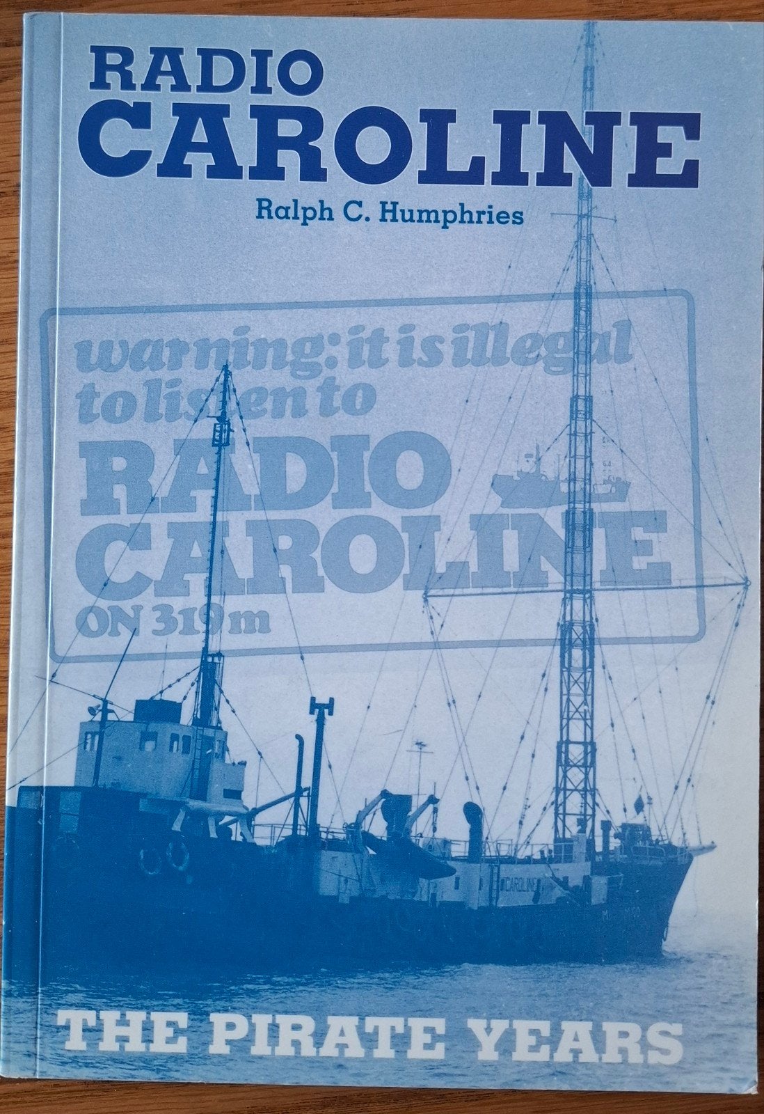 RADIO CAROLINE - The Pirate Years - Ralph C. Humphries, Boeken, Muziek, Ralph C. Humphries, Ophalen of Verzenden, Zo goed als nieuw