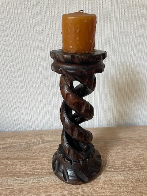 Mooi bewerkte Houten kandelaar met kaars, Gebruikt, Bruin, Ophalen of Verzenden, 29 cm
