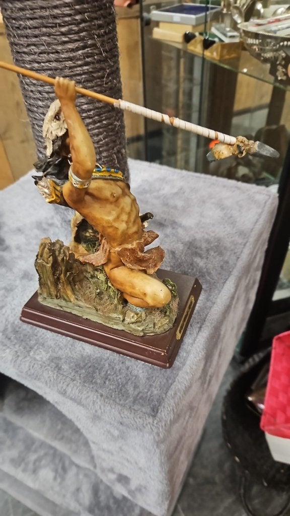 Wild West Arts Indiaan met Speer  -  Beeldje, Minder dan 20 cm, Handgemaakt, Ophalen of Verzenden, Beeld