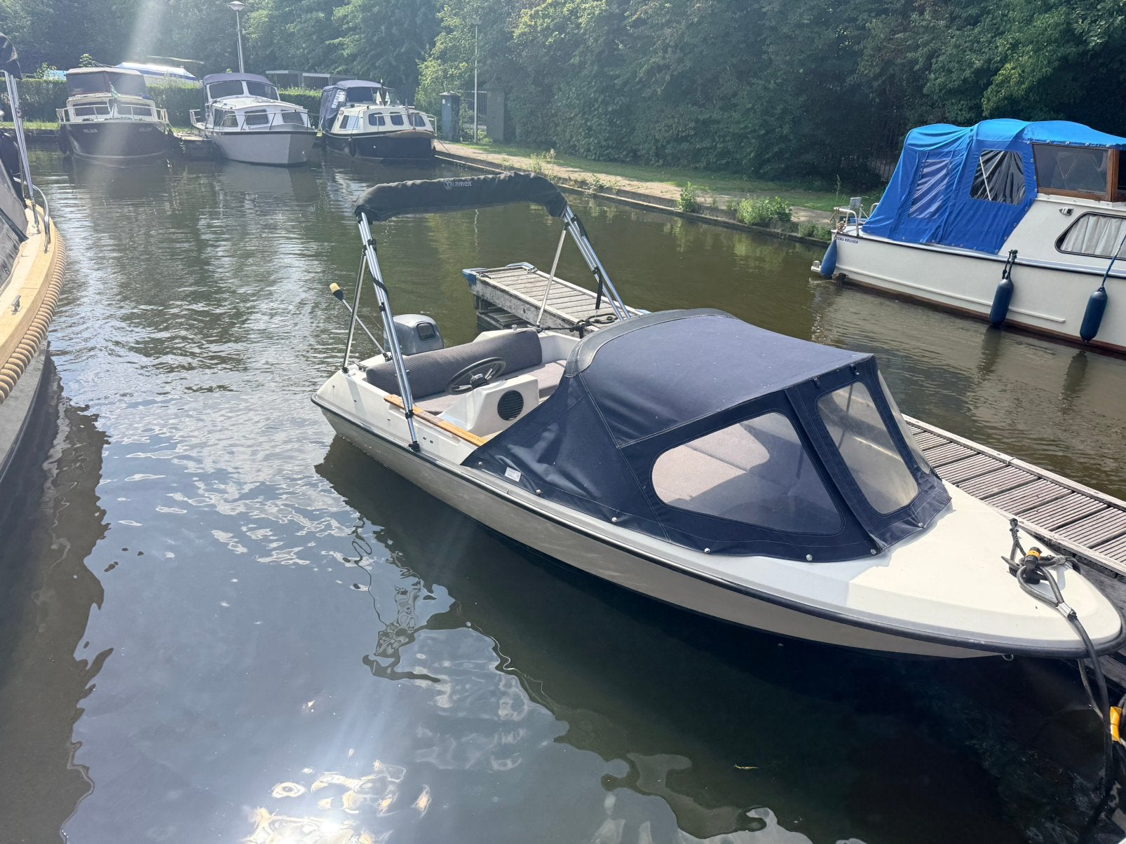 Complete motorboot 4,30m + Yamaha 9.9PK 4-takt | Vaarklaar, Watersport en Boten, Sloepen, Ophalen, Consoleboot, Biminitop, Zo goed als nieuw