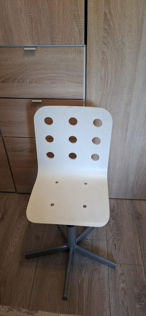 Witte bureaustoel, Ophalen