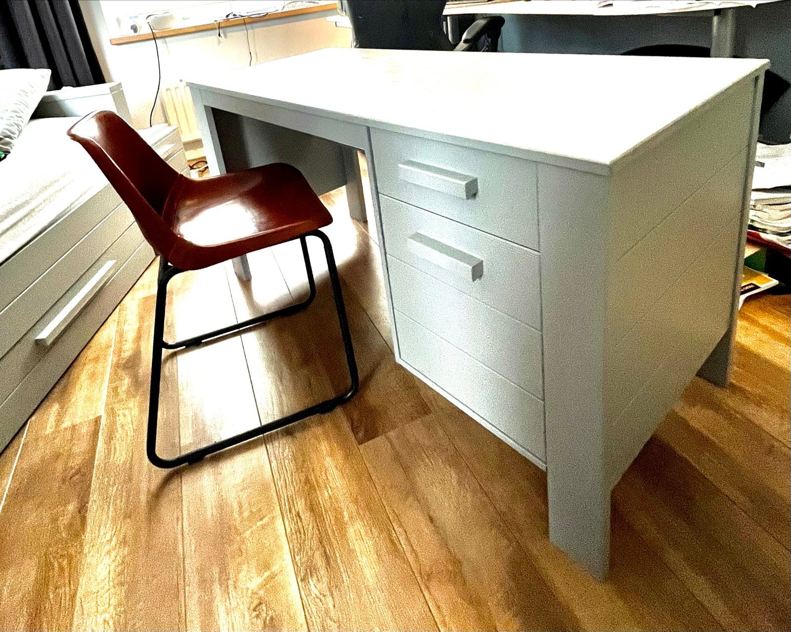 Bureau voor tienerkamer in licht grijs, Ophalen, Gebruikt, Met lades, Kinderbureau