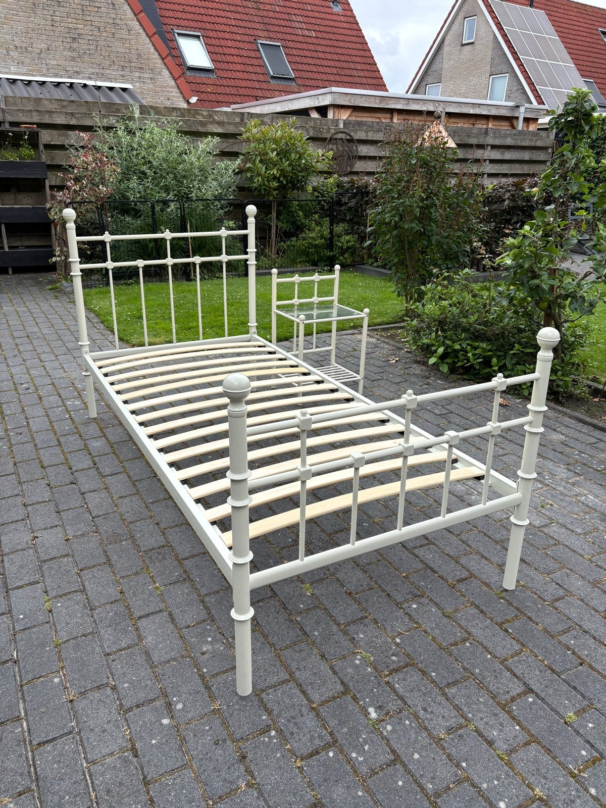 Eenpersoons metalen spijlenbed met nachtkastje, Huis en Inrichting, Ophalen, Gebruikt, 90 cm, Eenpersoons