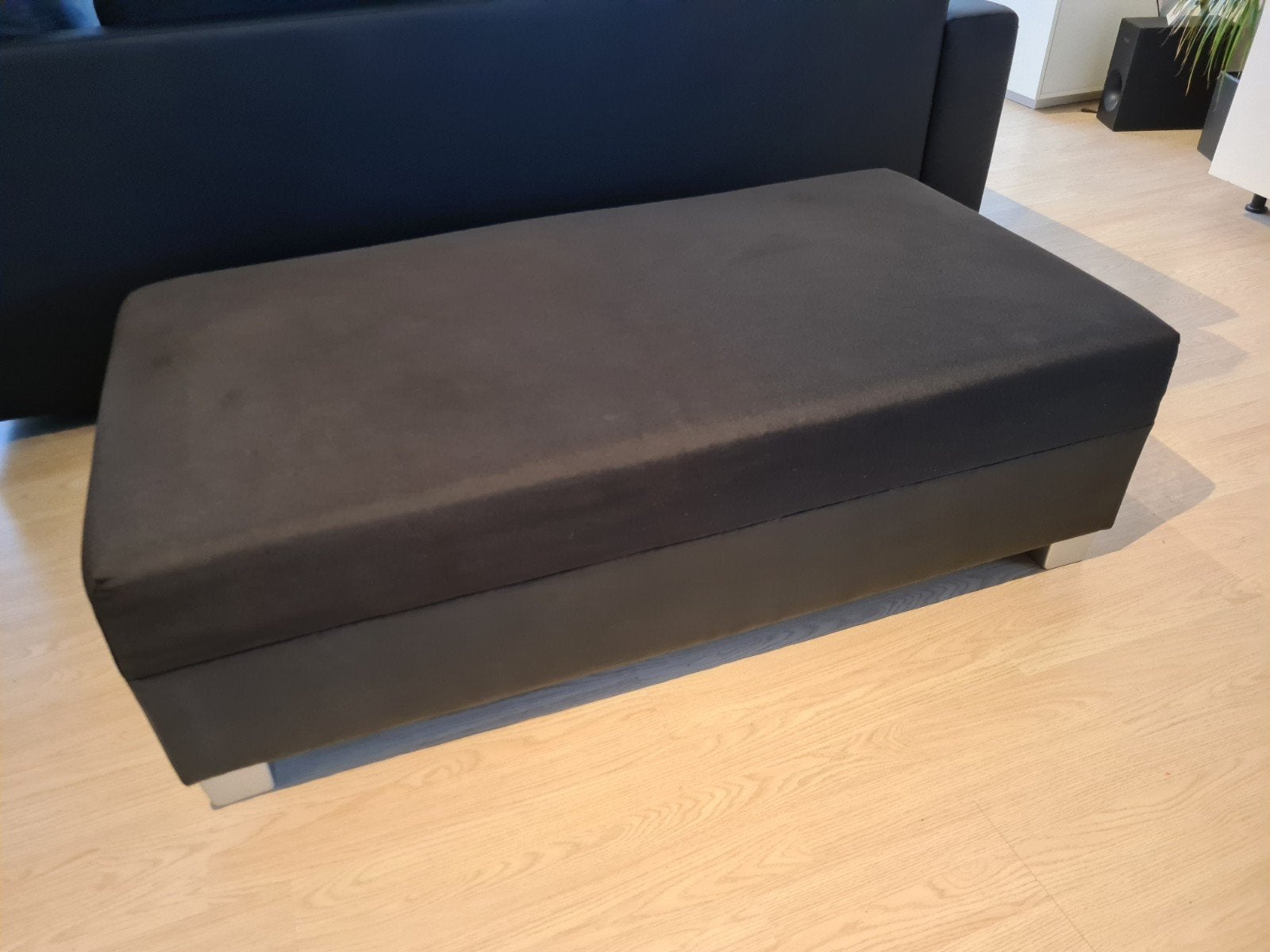 Mooie zwarte voetenbank/hocker stof en kunstleer, Ophalen, Zo goed als nieuw, Eenpersoons