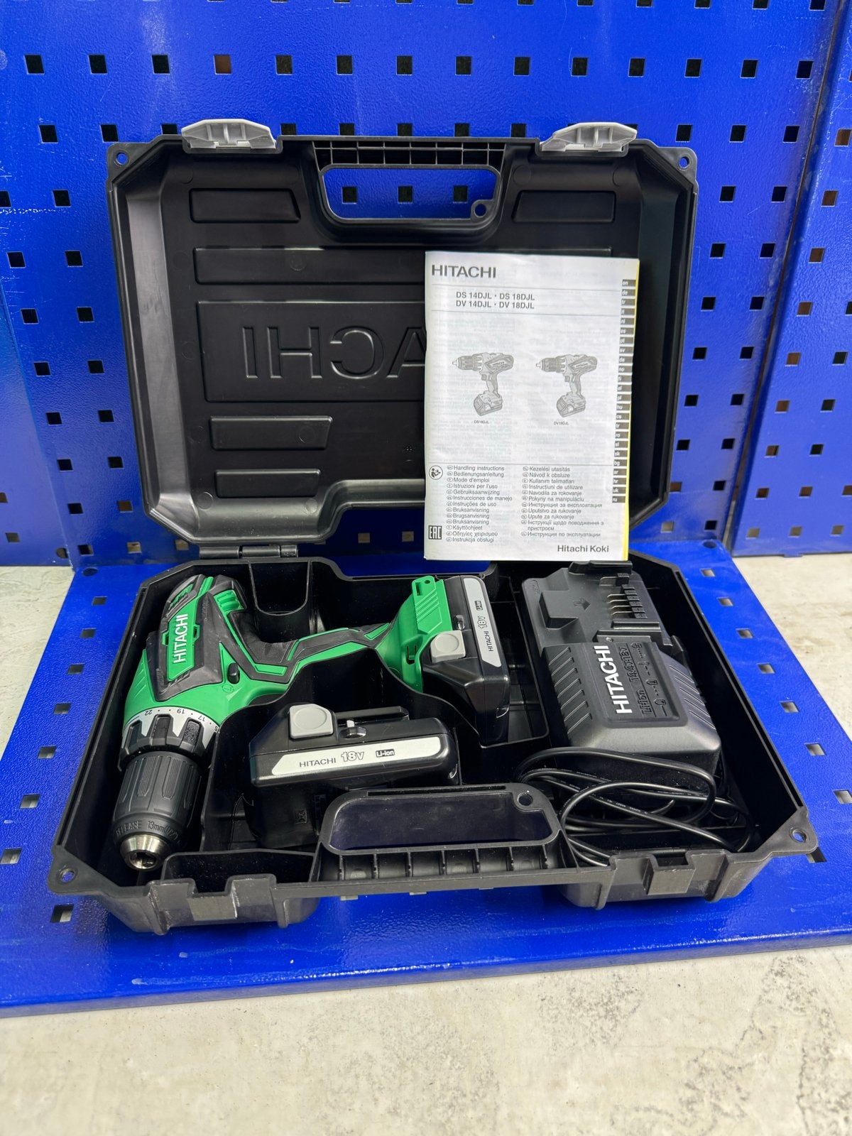 Hitachi DS 18DJL Accuboormachine met 2 accu's en lader, 600 watt of meer, Variabele snelheid, Ophalen of Verzenden, Zo goed als nieuw