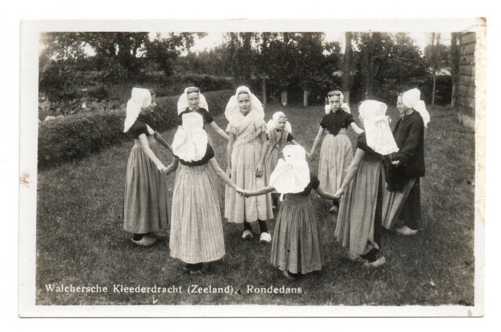 Oude Ansichtkaart Walcherse Klederdracht (Zeeland) Rondedans, Ophalen of Verzenden, 1920 tot 1940, Ongelopen, Zeeland