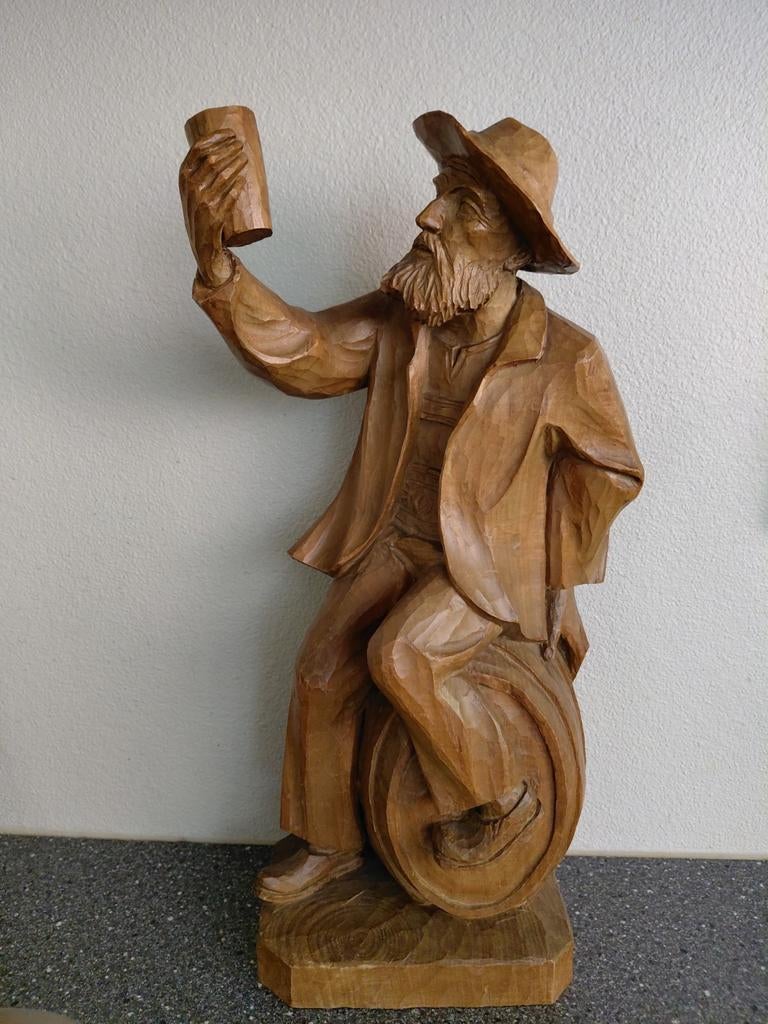 Houten beeld 'Toni' van man met bierpul, gesigneerd, Handgemaakt, Ophalen of Verzenden, 20 - 50 cm, Beeld