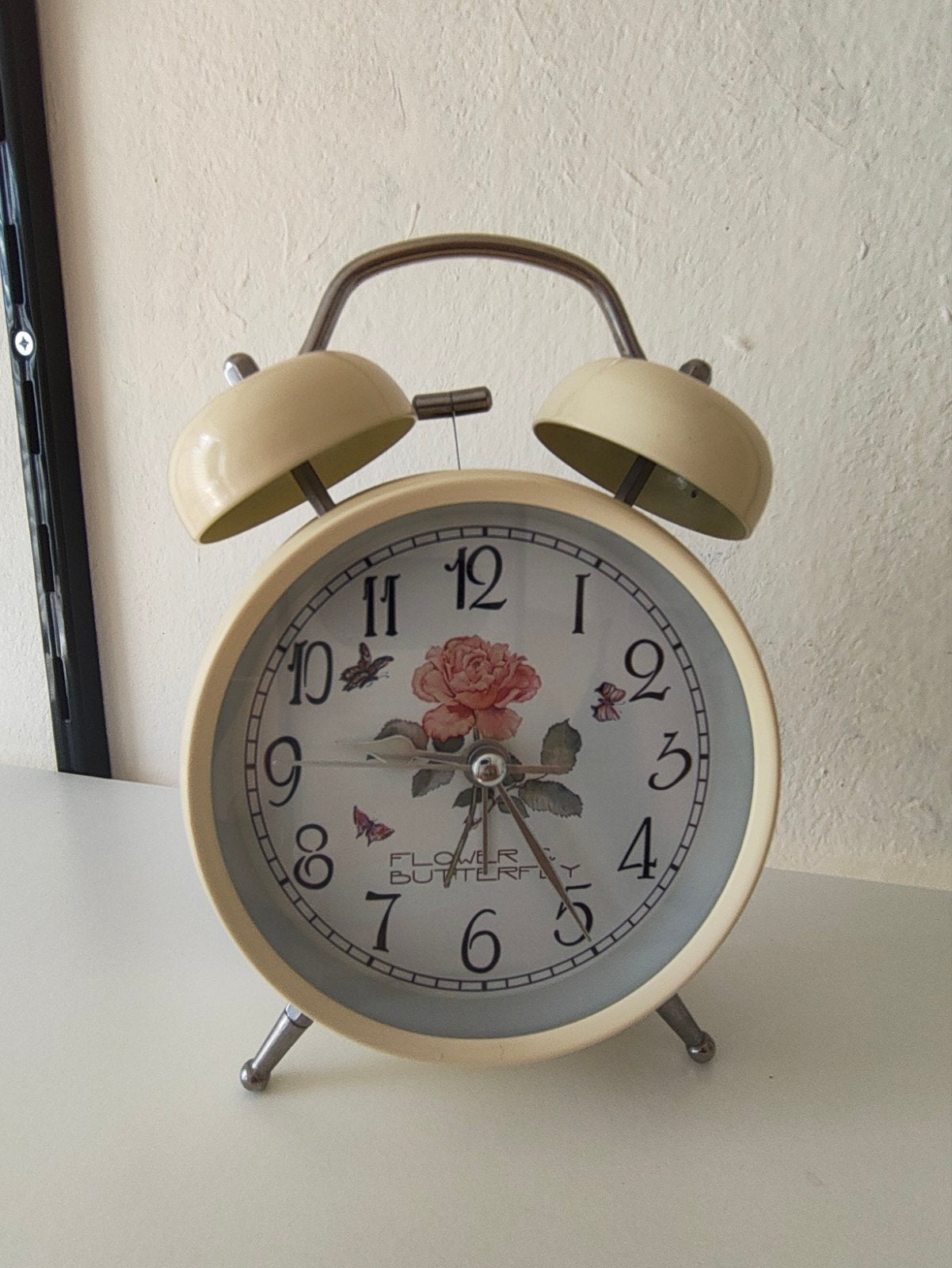 Z.g.a.n. Vintage Wekker met Bloemen en Vlinders - Crème, Vintage, Analoog, Werkt op batterijen, Ophalen of Verzenden