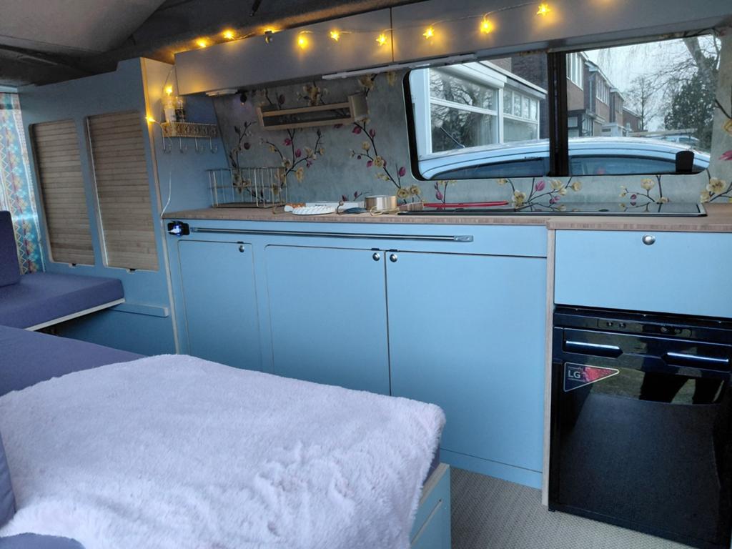 Prachtige VW buscamper t5, off grid, L2H1, Caravans en Kamperen, Chemisch toilet, Buscamper of Camperbus, Luifel, Koelkast