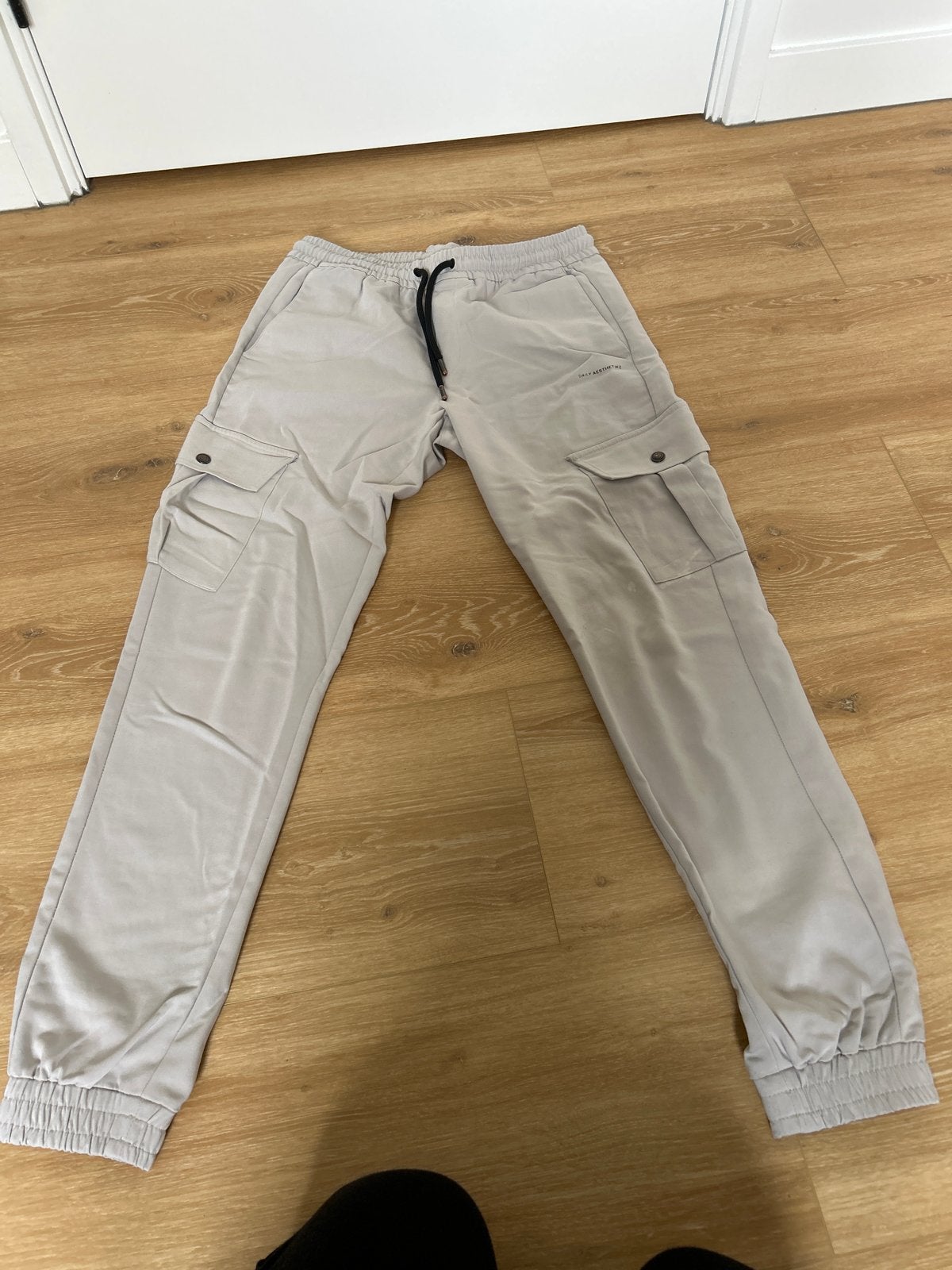 Grijze cargo broek met elastische tailleband, Ophalen of Verzenden, Gedragen, Maat 48/50 (M), Grijs