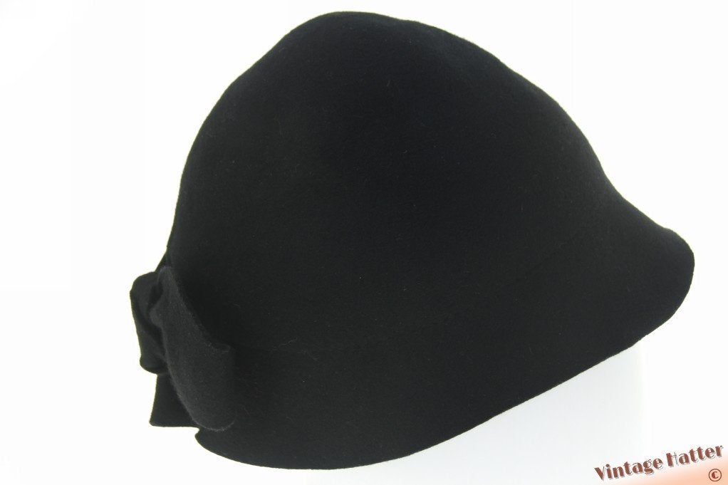 Vintage Dames cloche dophoed zwart vilt met vilten strik 56, Ophalen of Verzenden, Zo goed als nieuw, 56 of 57 cm (M, 7 of 7⅛ inch)