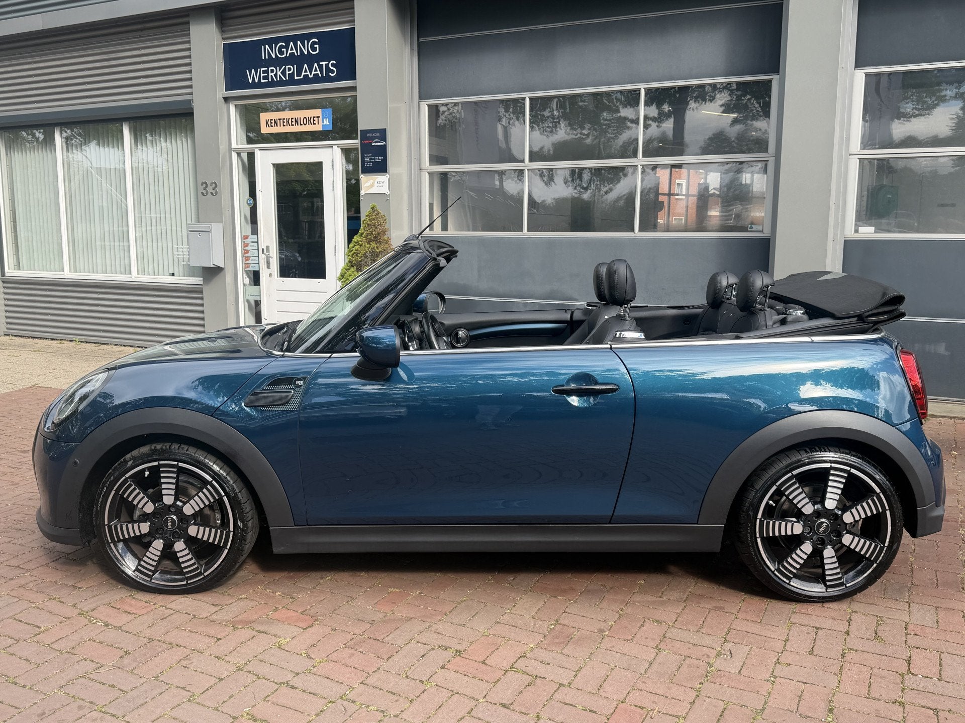 MINI Cabrio 1.5 Cooper Sidewalk Edition | LED | Leder | Navi, Auto's, Mini, Dealer onderhouden, 136 pk, Gebruikt, Cabriolet