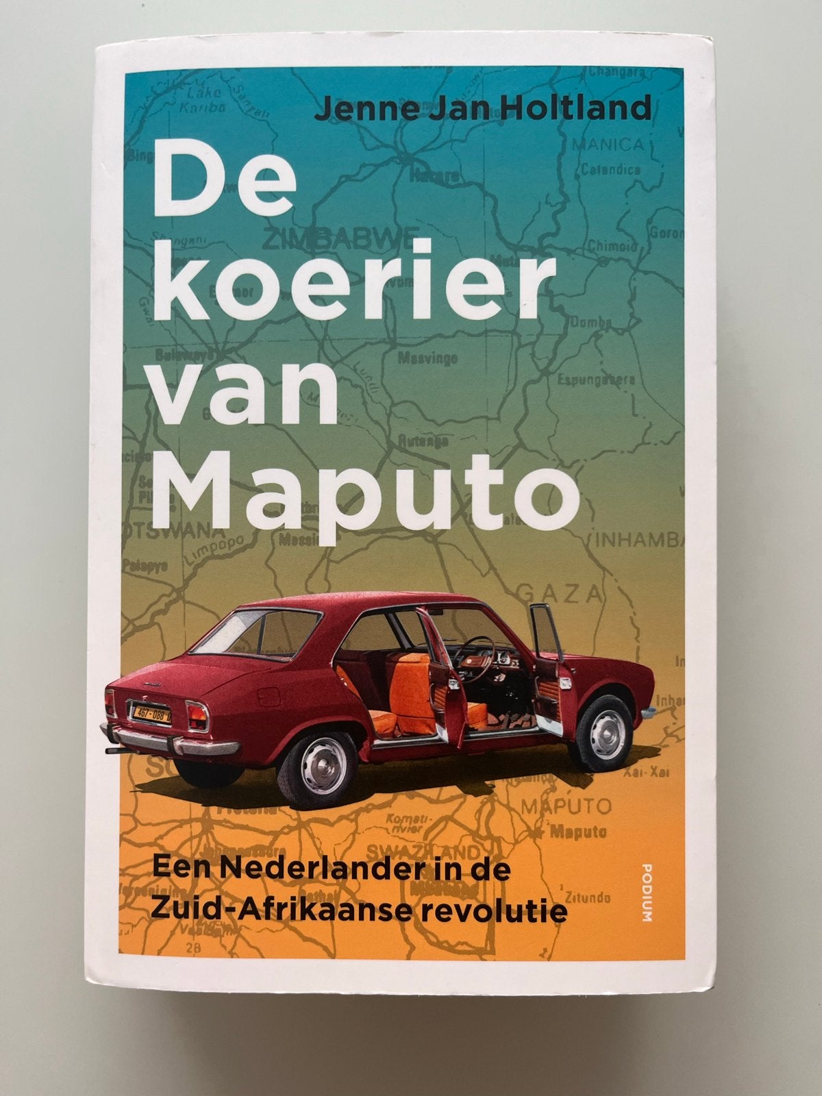 Jenne Jan Holtland - De koerier van Maputo, Ophalen of Verzenden, Zo goed als nieuw, Jenne Jan Holtland