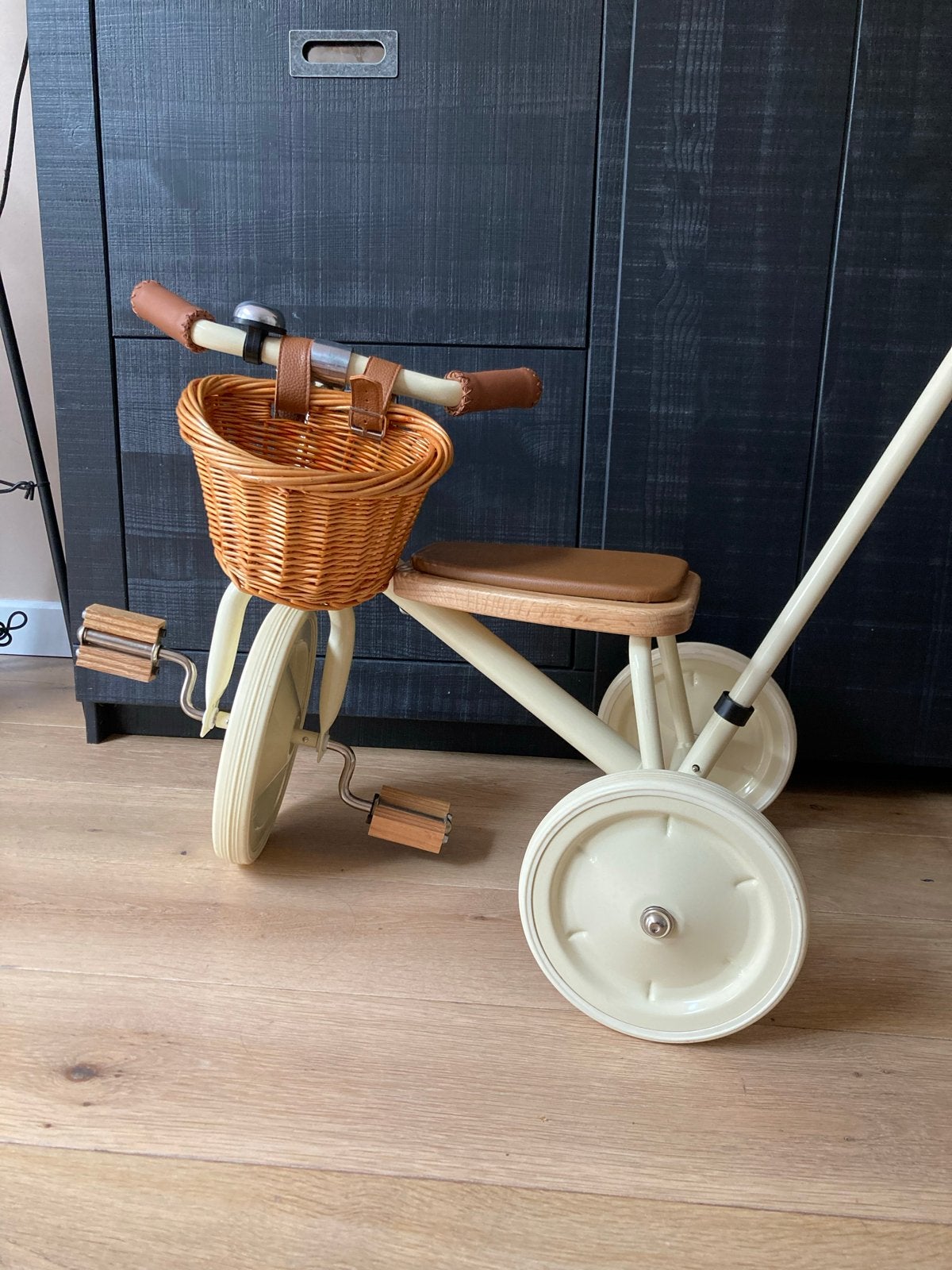 Banwood Loopfiets Crème met Duwstang en Mandje, Kinderen en Baby's, Speelgoed | Buiten | Voertuigen en Loopfietsen, Ophalen, Zo goed als nieuw