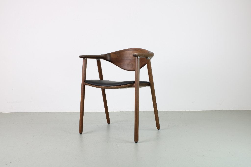 Artisan Naru stoel, Europees walnoot, zwart leer, Huis en Inrichting, Stoelen, Ophalen, Zwart, Nieuw, Leer