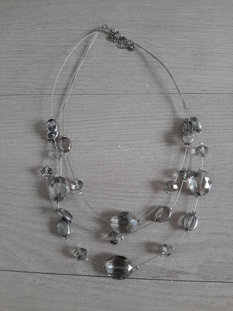 Ketting met 3 lagen en doorzichtige stenen, Sieraden, Tassen en Uiterlijk, Kettingen, Ophalen of Verzenden, Gebruikt, Grijs, Overige materialen