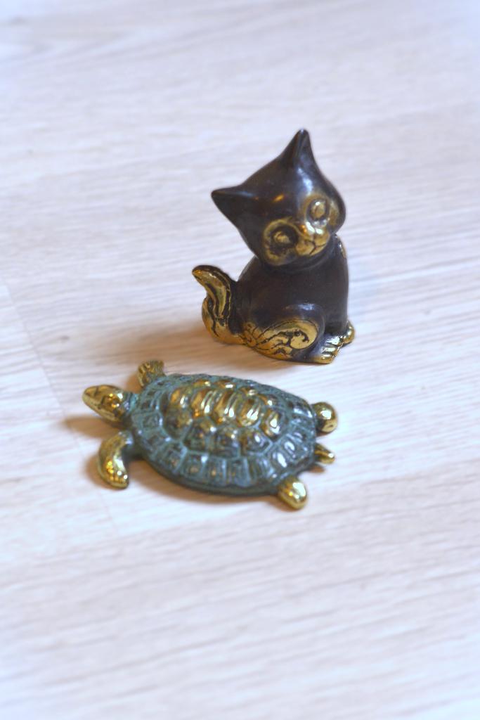 beeldjes kat en schildpad koper, Ophalen of Verzenden, Zo goed als nieuw, Dier
