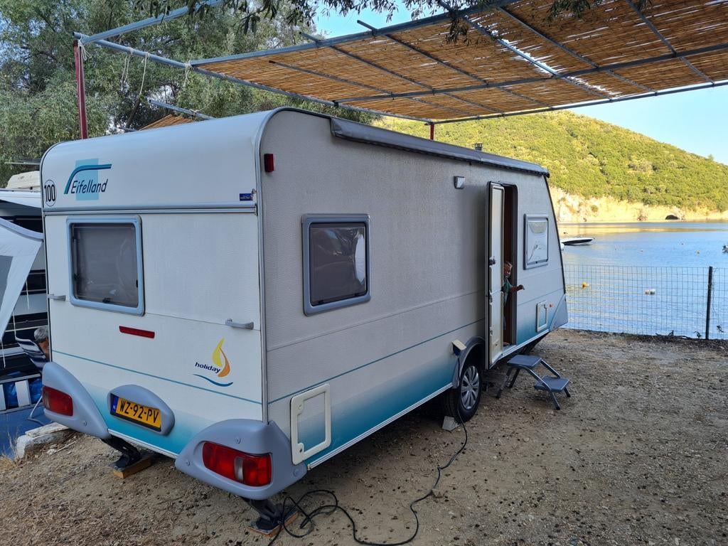 Eifelland holiday E500 met voortent airco mover, Rondzit, Frans bed, Schokbreker, 5 tot 6 meter