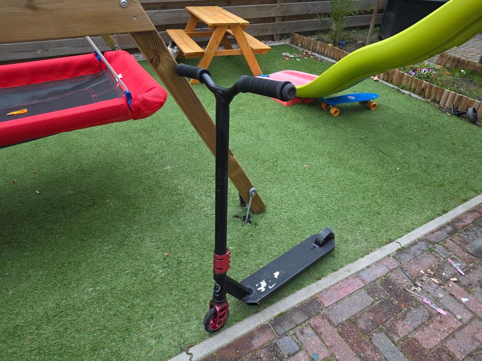 Stuntstep zwart met rode accenten - Gebruikt, Ophalen of Verzenden, Gebruikt, Gewone step, Onbekend