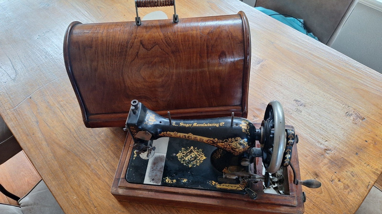 Antieke Singer handnaaimachine met houten kap, Ophalen
