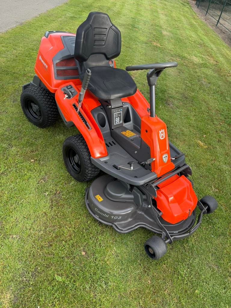 Husqvarna R214TC met 103cm maaidek grasmaaier zitmaaier, Tuin en Terras, Ophalen, Zo goed als nieuw