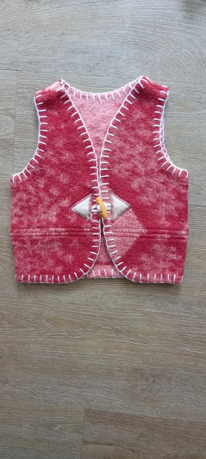 Handgemaakte wollen bodywarmer maat 74, Kinderen en Baby's, Ophalen of Verzenden, Nieuw, Handgemaakt, Jongetje of Meisje