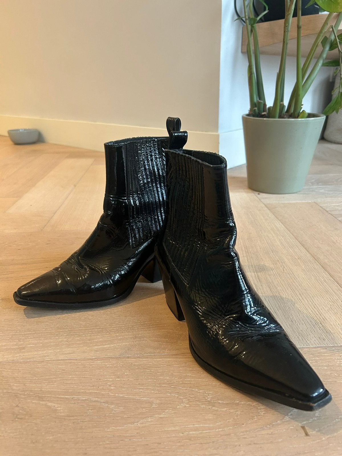 Aeyde lak laatjes punt neus model Kate, Kleding | Dames, Schoenen, Ophalen of Verzenden, Zo goed als nieuw, Zwart