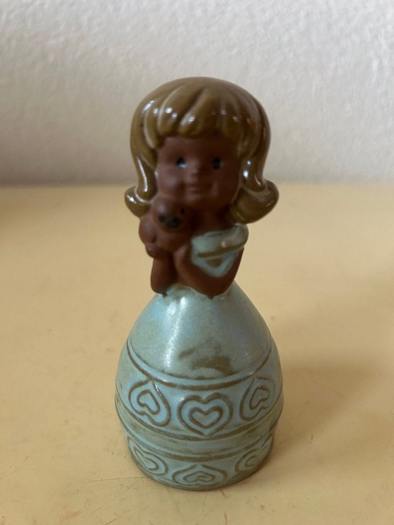 Vintage handgemaakte keramische kinderfiguur bel jaren 80, Antiek en Kunst, Ophalen of Verzenden