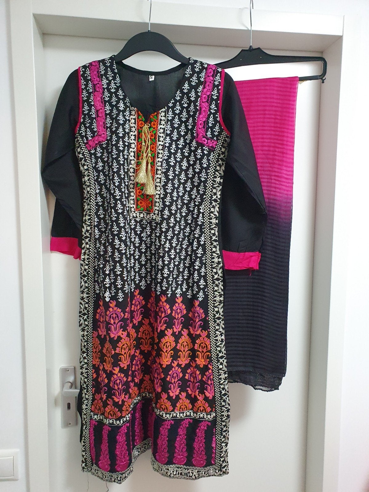 Nieuwe Indiase jurk kameez  met sjaal zwart roze - Maat S, Kleding | Dames, Overige typen, Zwart, Nieuw, Ophalen of Verzenden