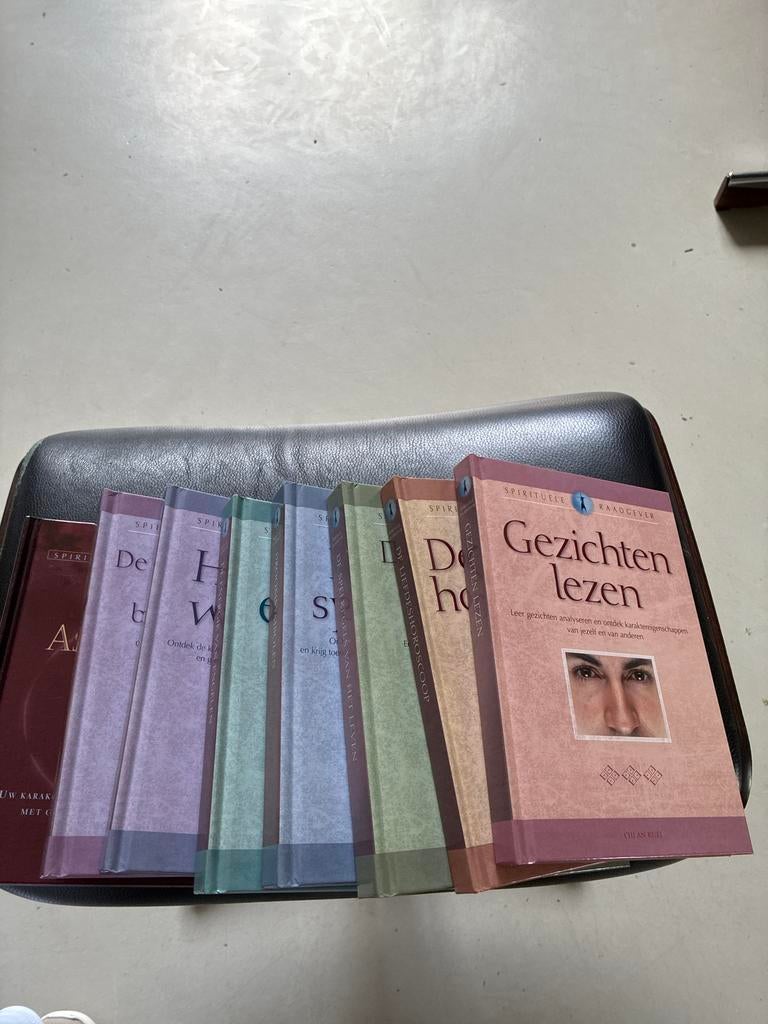 8 delen Spirituele Raadgever - Nieuwstaat, Boeken, Ophalen of Verzenden, Zo goed als nieuw, Spiritualiteit algemeen, Achtergrond en Informatie