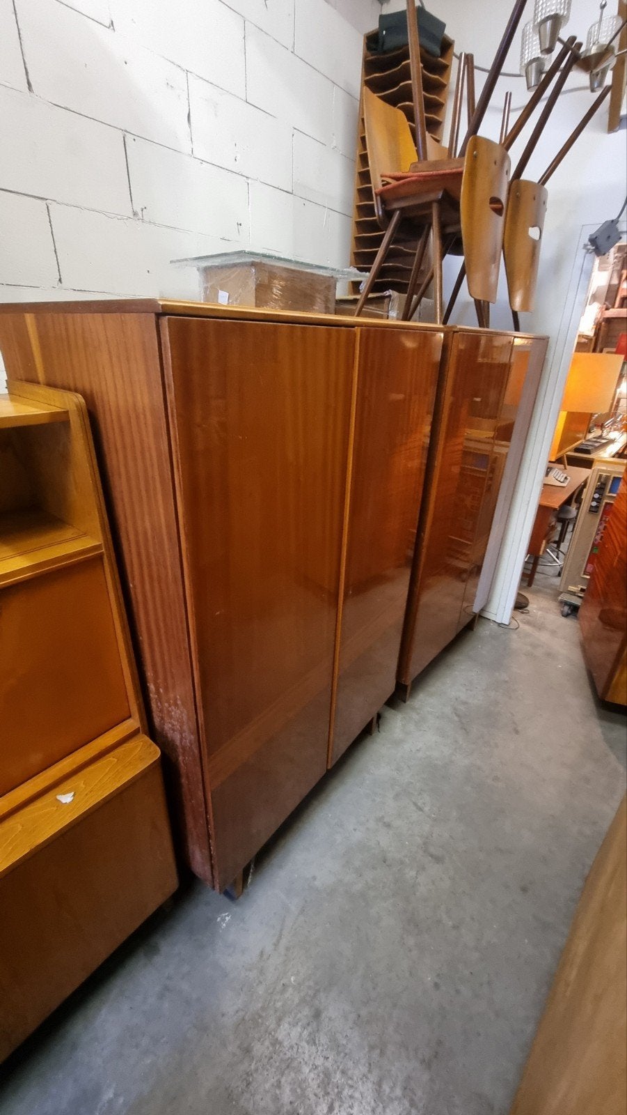 Foto 8 van vintage kledingkasten jaren 60 €425,- per stuk