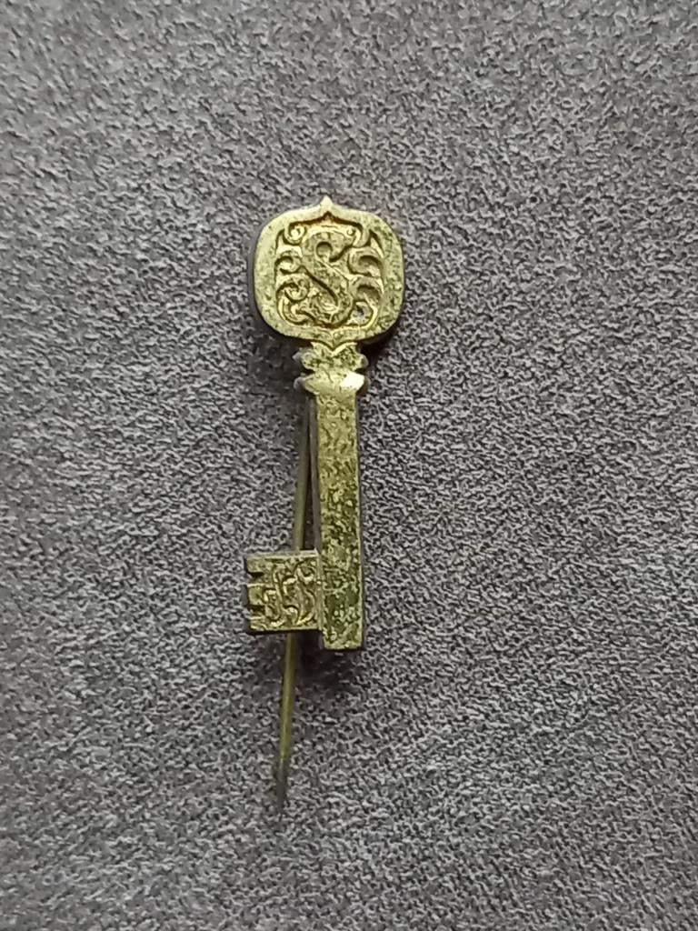 Speldje sleutel met de letter S, Verzamelen, Speldjes, Pins en Buttons, Ophalen of Verzenden, Gebruikt