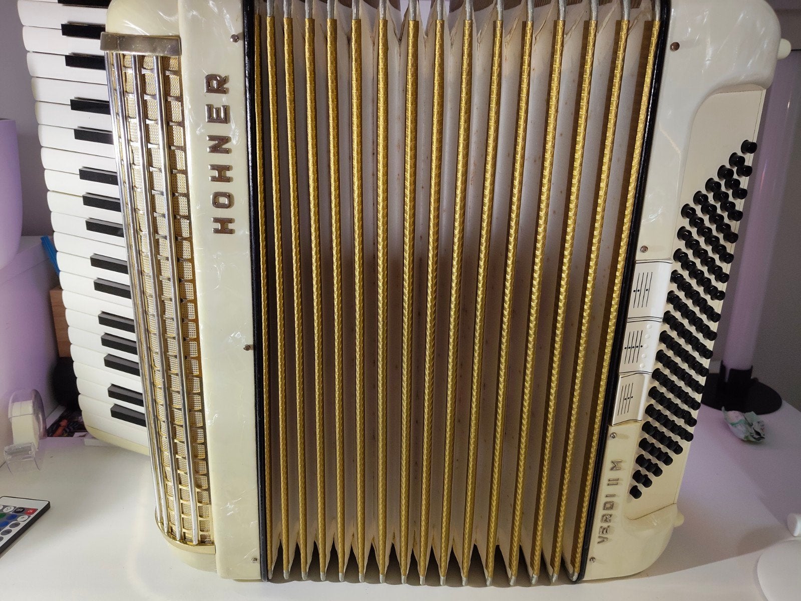 Schitterende Hohner Verdi II M 96-bas accordeon parelmoer, Met riemen, Zo goed als nieuw, 96-bas, Hohner
