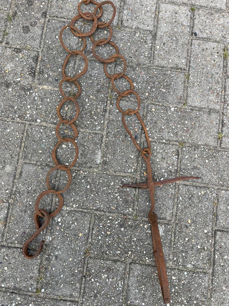 Antieke ijzeren ketting, Ophalen