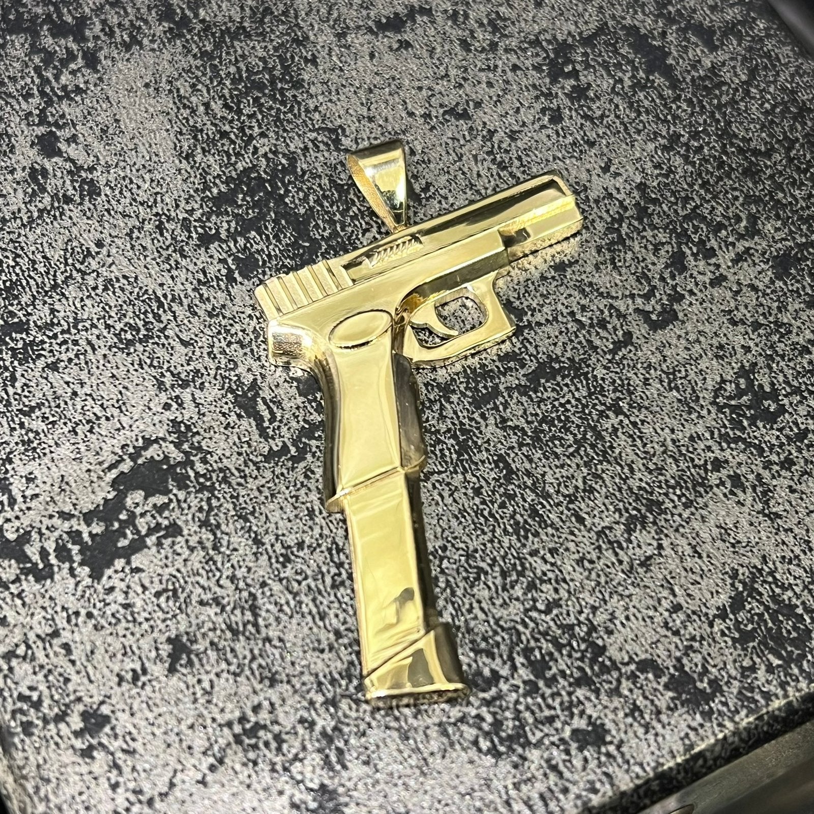 14 karaats gouden pistool hanger nieuw, Ophalen of Verzenden, Nieuw, Goud, Kruis of Symbool