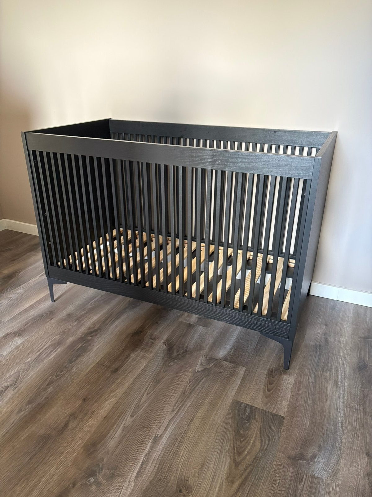 Kidsmill ledikant Levi zwart eikenhout - 60x120 cm, Kinderen en Baby's, Babywiegjes en Ledikanten, Ophalen, Gebruikt, Ledikant