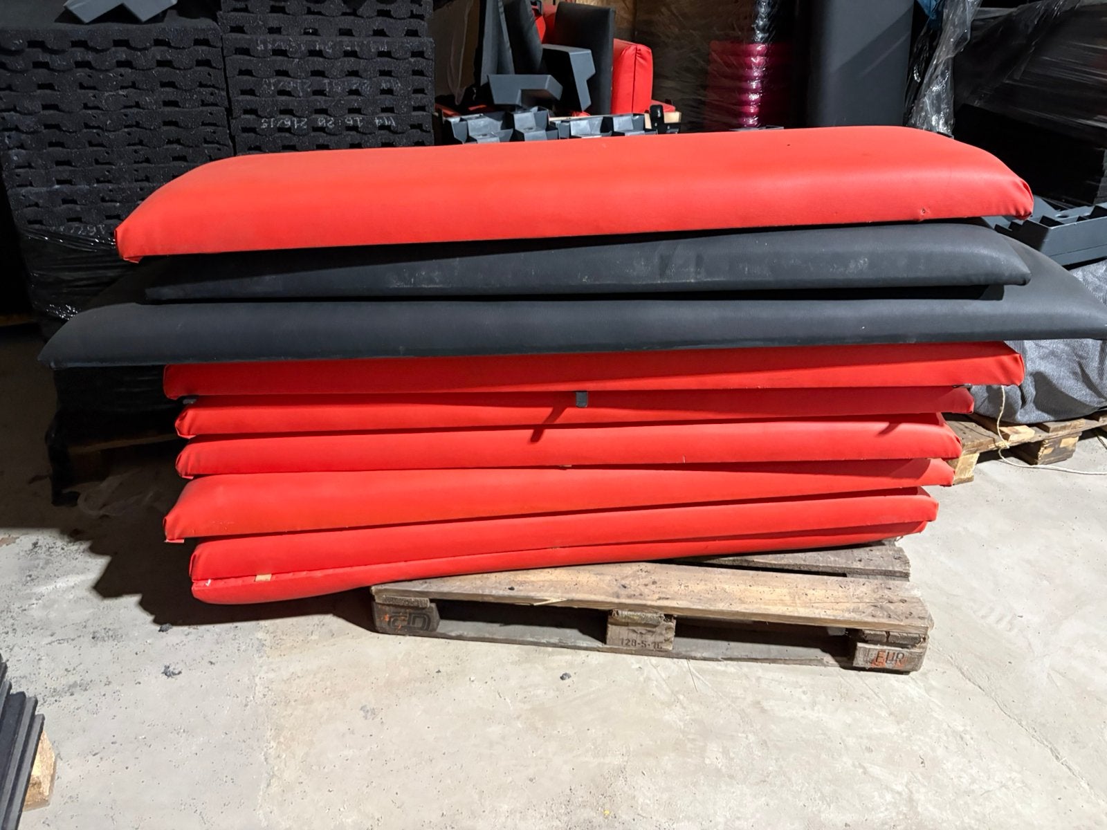 11 kussens  op houten platen voor bv bank of dergelijke, Ophalen, Gebruikt, Rood en zwart, 11 kussens