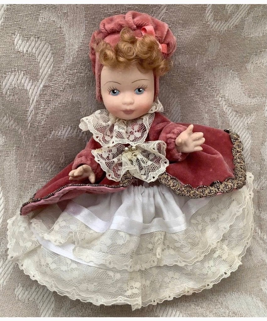 Antiek Popje, roze cape en hoed, 18 cm, Ophalen of Verzenden, Zo goed als nieuw, X, Pop