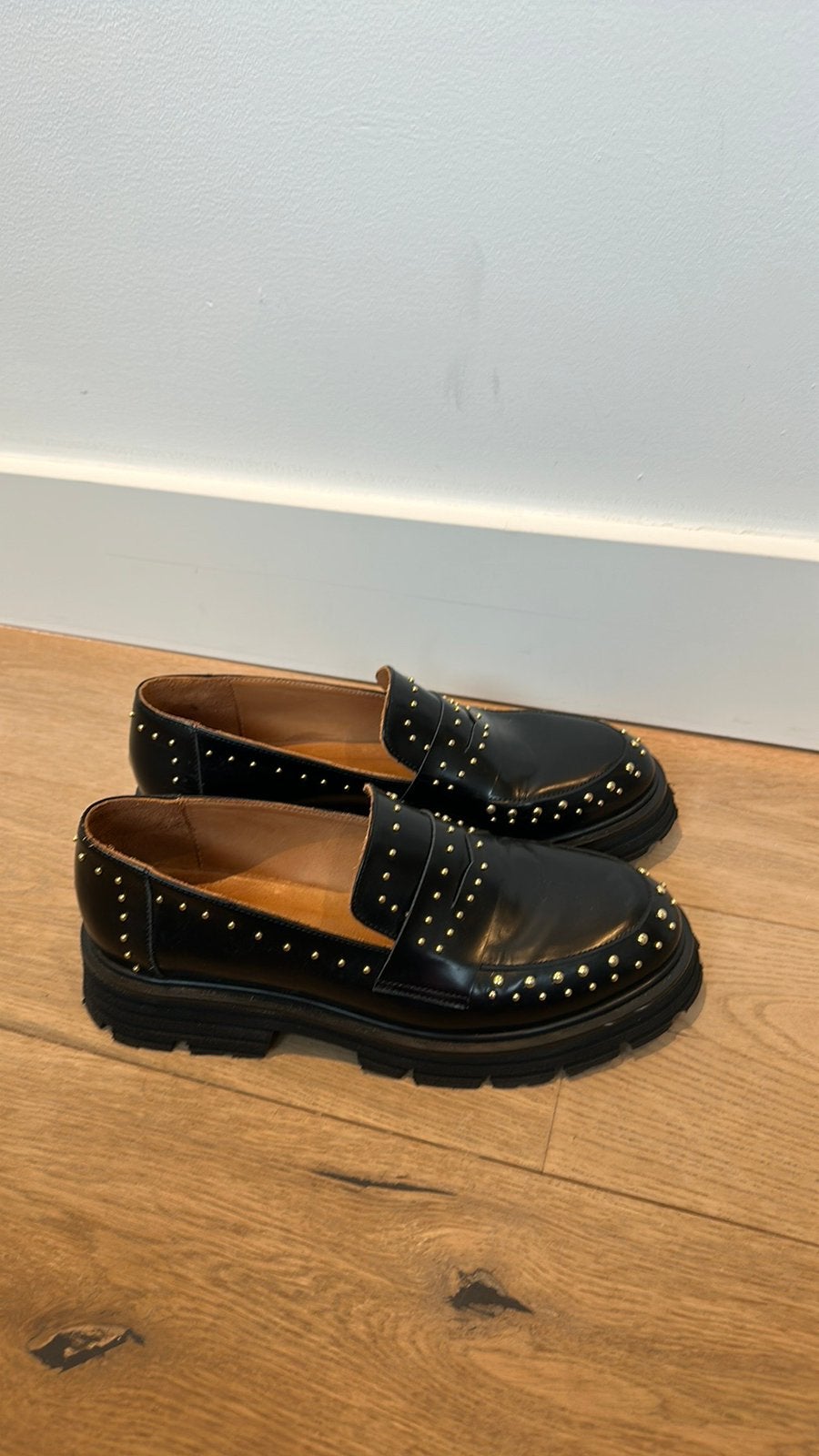 Notre v zwart met gouden studs maat:39, Ophalen, Zo goed als nieuw, Zwart