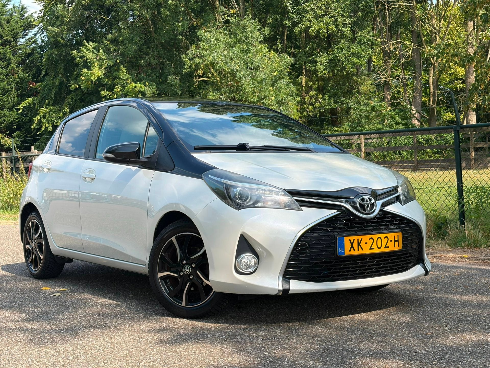 Toyota Yaris 1.0 VVT-i bi-tone/leuke uitvoering!/camera, Auto's, Euro 6, Bedrijf, Handgeschakeld, Yaris